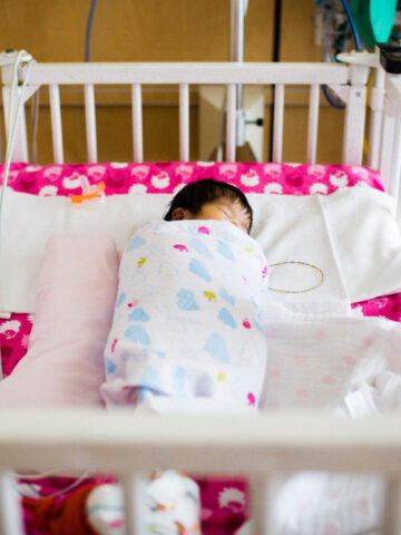 baby lays in crib in CHOC NICU